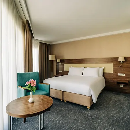 Hotel By Ihg