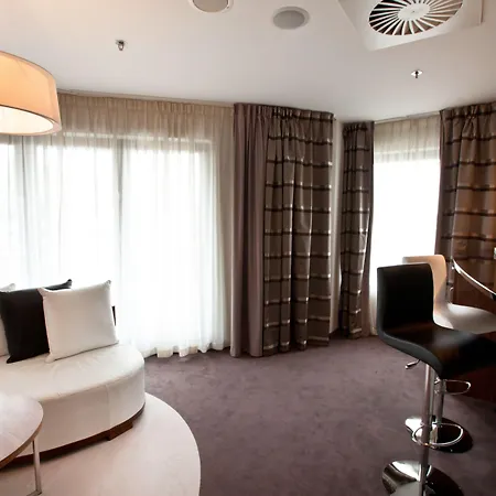 By Ihg Lodz